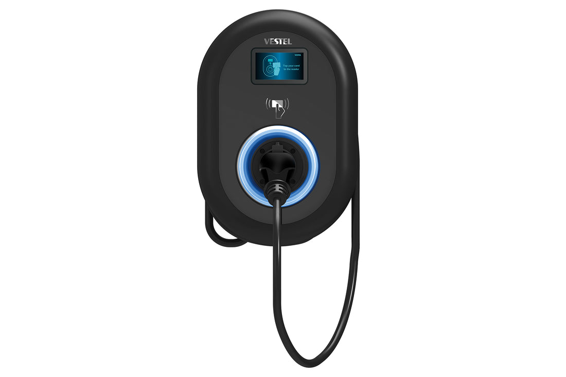 Eine schwarze Vestel EVC04 Connect Plus 22 kW Ladestation für Elektrofahrzeuge mit digitaler Anzeige, PV-Integration und angeschlossenem Ladekabel.