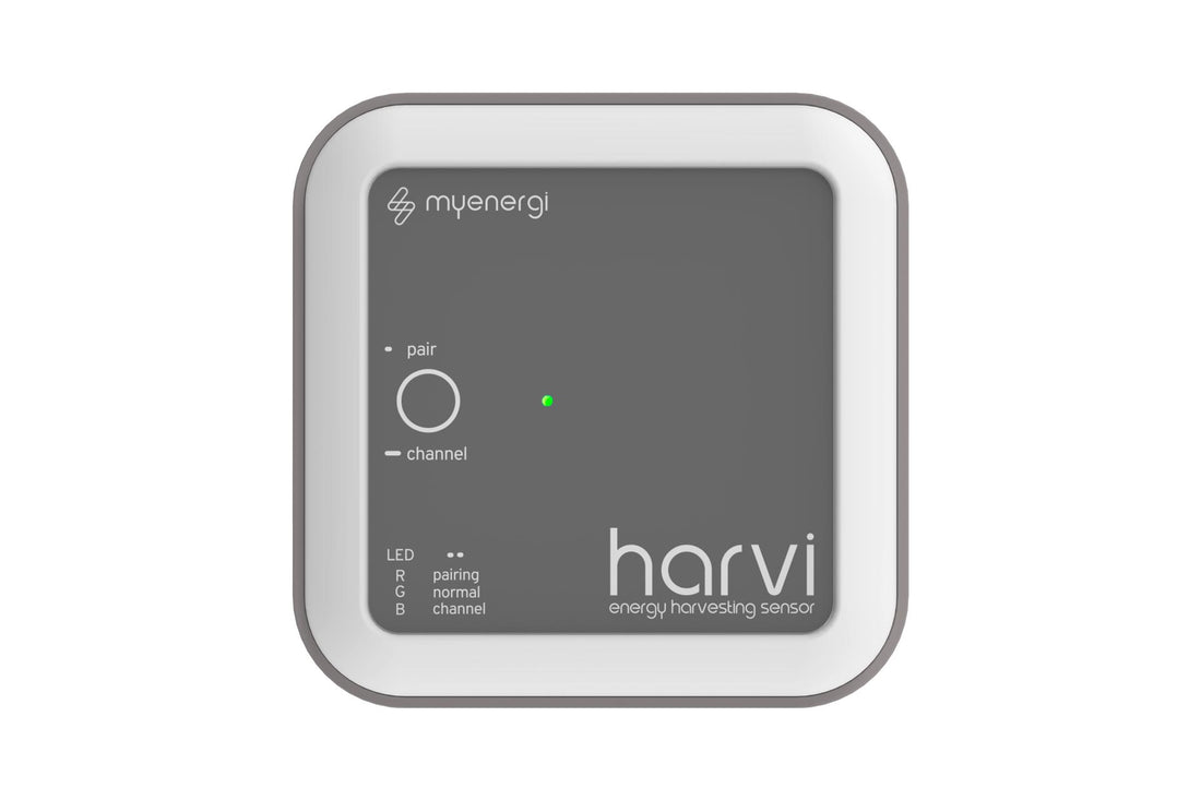 Der myenergi harvi von myenergi ist ein Energiegewinnungssensor mit grauer Vorderseite, Statusleuchten und beschrifteten Pairing-/Kanalanzeigen – perfekt für die nahtlose Integration mit Ihrem Zappi-Ladegerät oder Ihrer PV-Anlage.