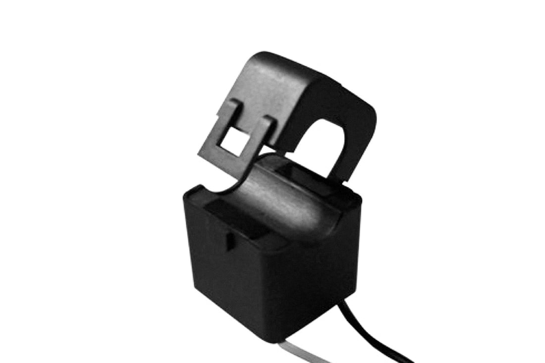 Eine elektronische Komponente vom Typ myenergi CT - Clamp aus schwarzem Kunststoff mit Klappdeckel und angeschlossenen Kabeln ist geöffnet vor einem weißen Hintergrund dargestellt.