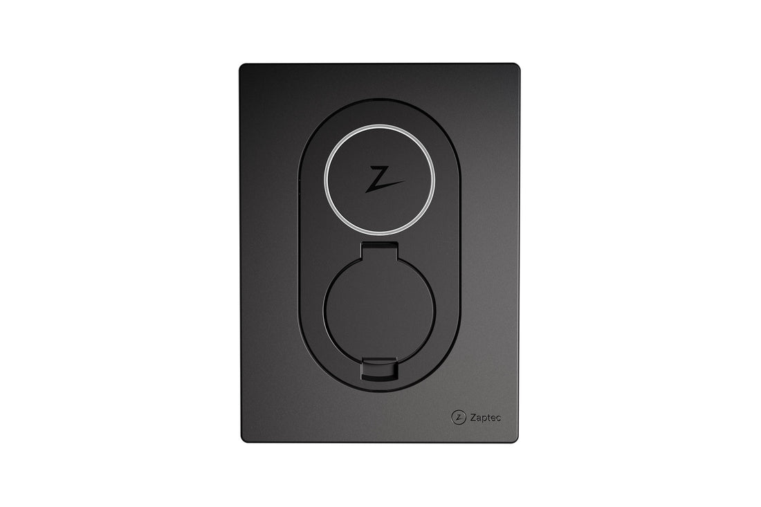 Zaptec Go (22 kW) ist eine schwarze, an der Wand montierte Ladesteckdose für Elektrofahrzeuge von Zaptec mit einer runden Abdeckung mit einem Z-Logo oben und dem Schriftzug „Zaptec“ in der unteren rechten Ecke.